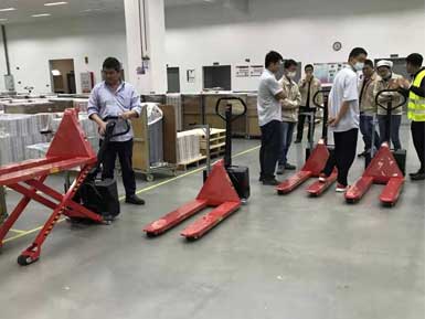 電動(dòng)高升程搬運(yùn)車(chē)交付使用，感謝廠家羅總親自跟客戶(hù)講解操作方法！
